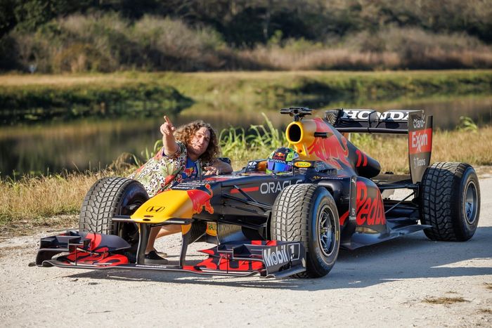Parks Bonifay met de Red Bull Racing RB7 in Florida