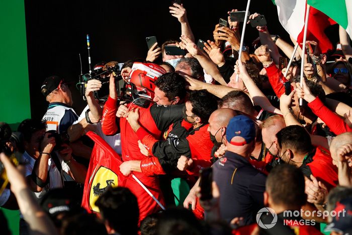 Charles Leclerc, Ferrari, 1ª posición, celebra con su equipo en el Parc Ferme