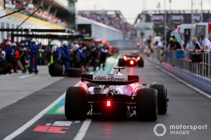 Zhou Guanyu, Alfa Romeo C42, en el pit lane