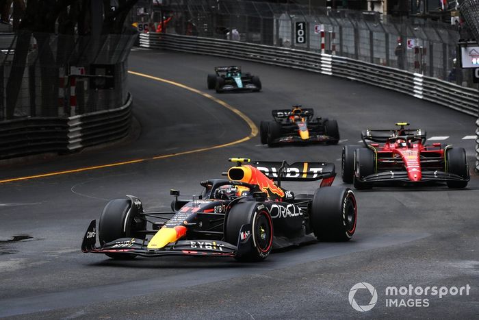 Sergio Pérez, Red Bull Racing RB18, Carlos Sainz, Ferrari F1-75, Max Verstappen, Red Bull Racing RB18