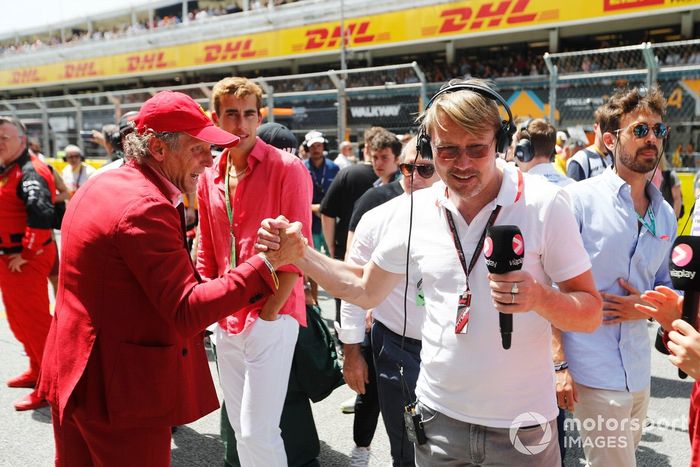 Mika Hakkinen realiza entrevistas en la parrilla 
