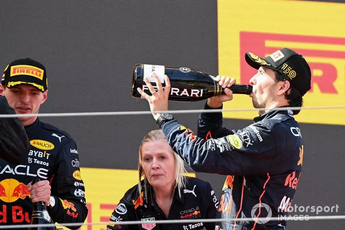 Podio: segundo lugar Sergio Pérez, Red Bull Racing