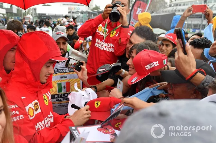 Charles Leclerc, Ferrari firma un autografo ad un fan