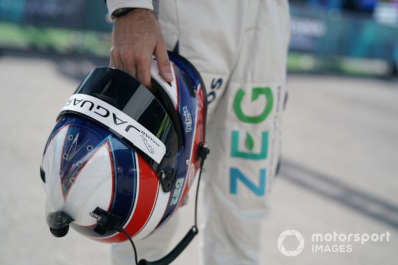 Sérgio Jimenez, ZEG iCarros Jaguar Brazil holding his helmet