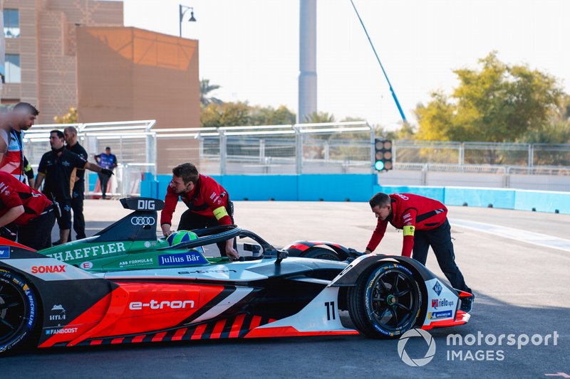 Mechanics push Lucas Di Grassi, Audi Sport ABT Schaeffler, Audi e-tron FE06 back into the garage