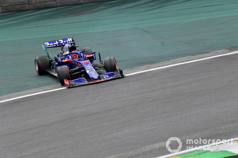 Daniil Kvyat, Toro Rosso STR14, recovers from a spin