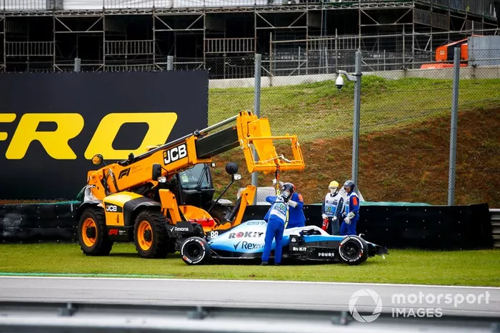 Marshals remove the car of Robert Kubica, Williams FW42, from the circuit with a JCB