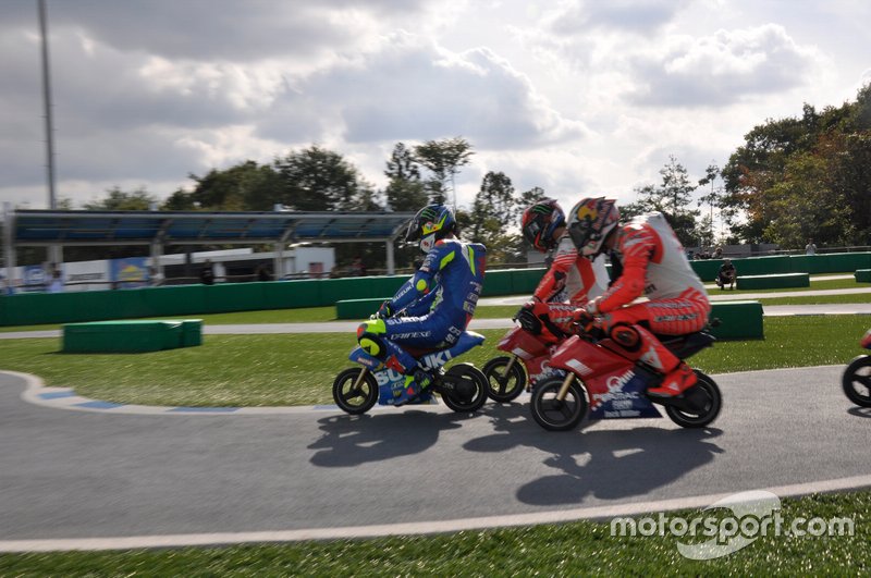 Acción en la carrera de minibikes de MotoGP antes de Motegi