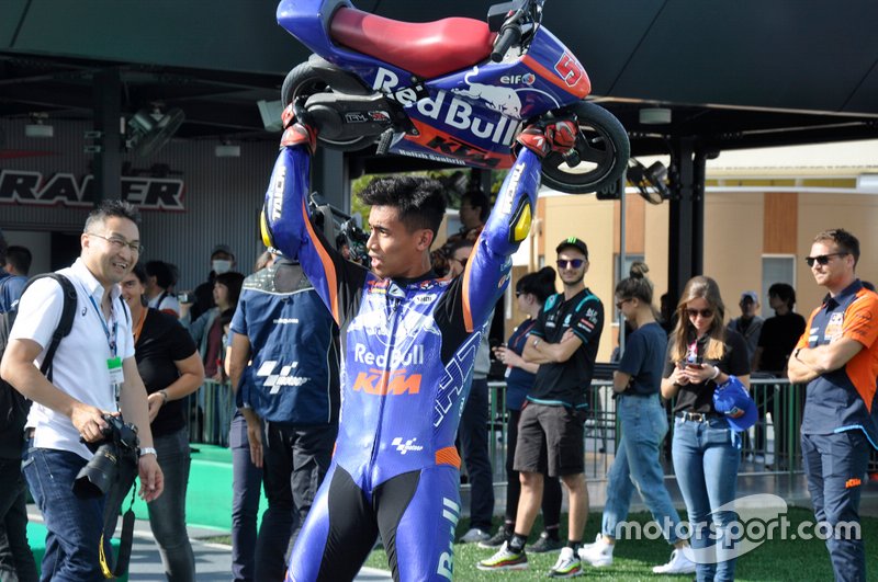Hafizh Syahrin levanta la minimoto