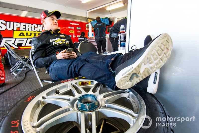 Этап Supercars на «Маунт Панораме». Джеймс Моффат в боксах команды Tickford Racing