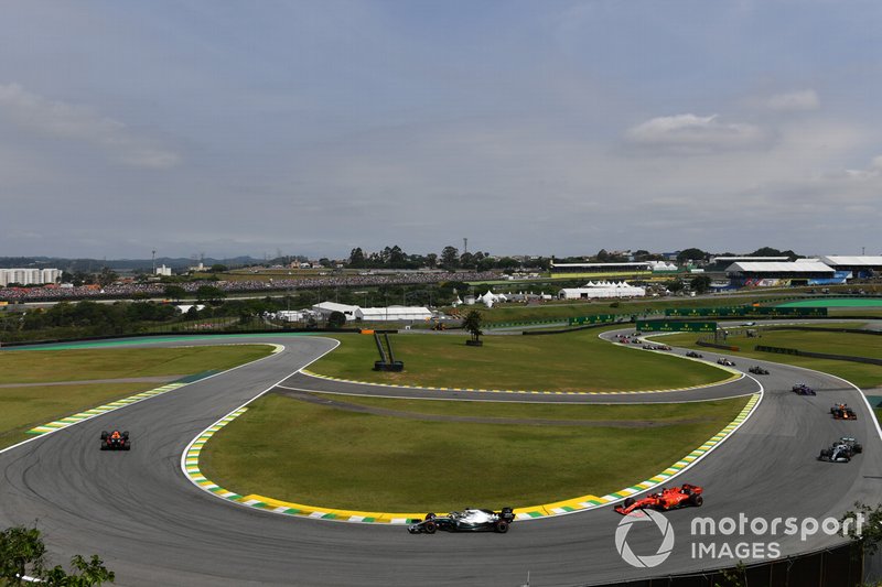 Max Verstappen, Red Bull Racing RB15, precede Lewis Hamilton, Mercedes AMG F1 W10, e Sebastian Vettel, Ferrari SF90