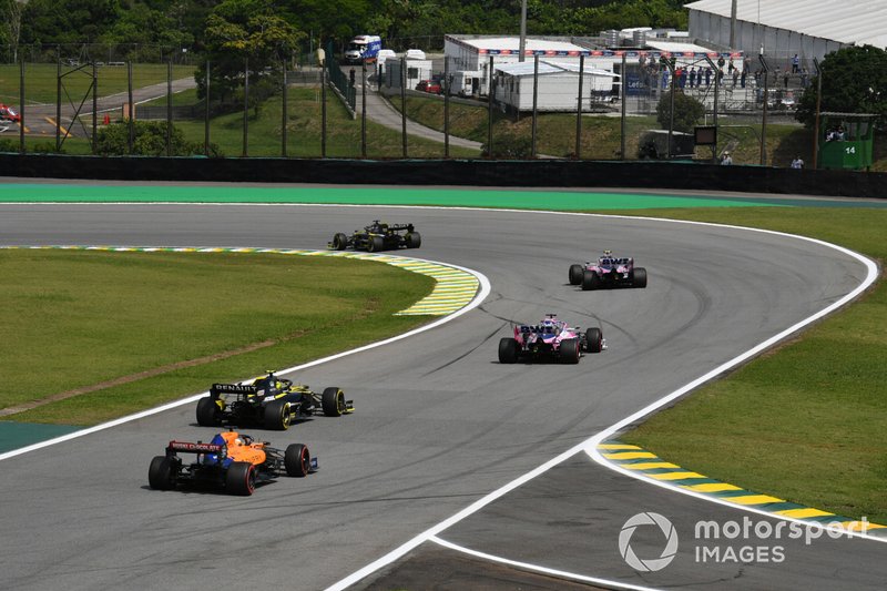 Sergio Perez, Racing Point RP19, precede Nico Hulkenberg, Renault F1 Team R.S. 19, e Carlos Sainz Jr., McLaren MCL34