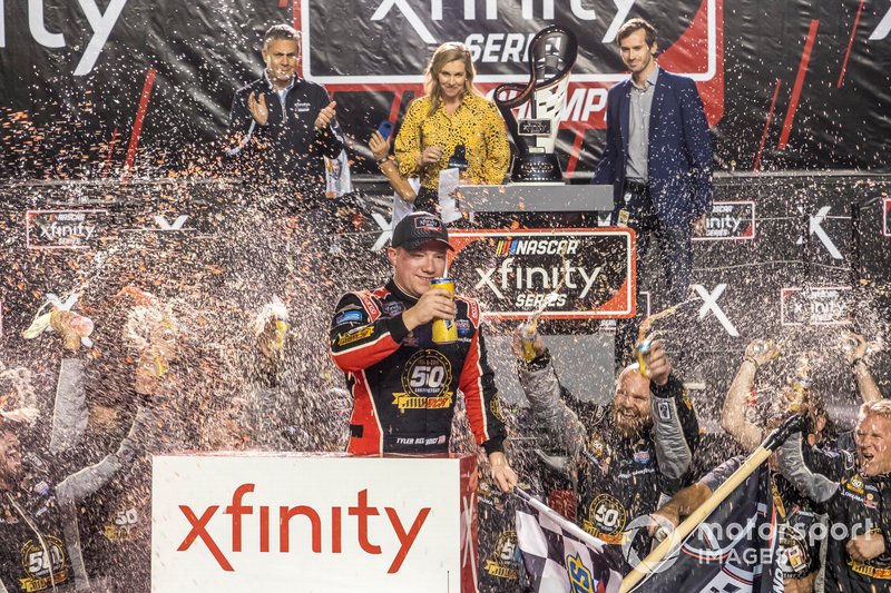 Тайлер Реддик празднует чемпионский титул в серии NASCAR XFINITY после финиша гонки в Хоумстеде