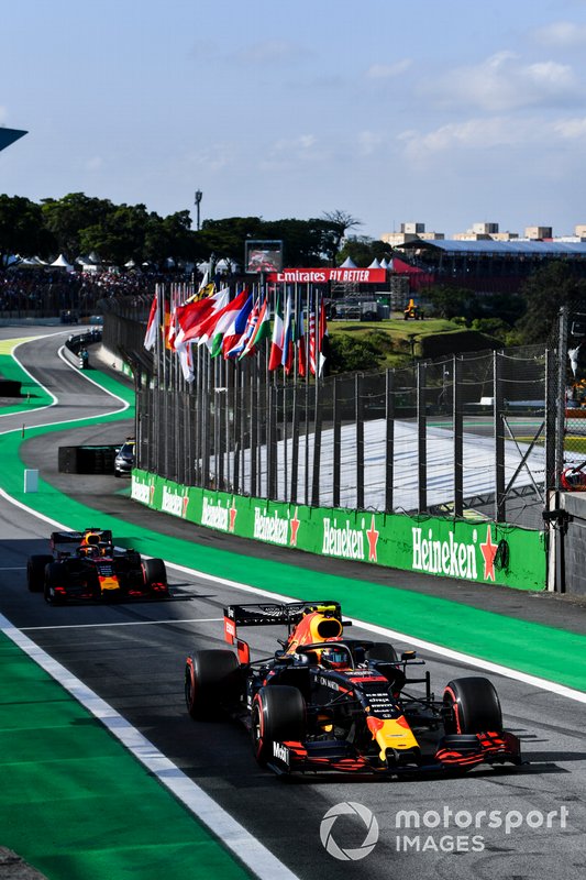 Alexander Albon, Red Bull RB15 precede Max Verstappen, Red Bull Racing RB15