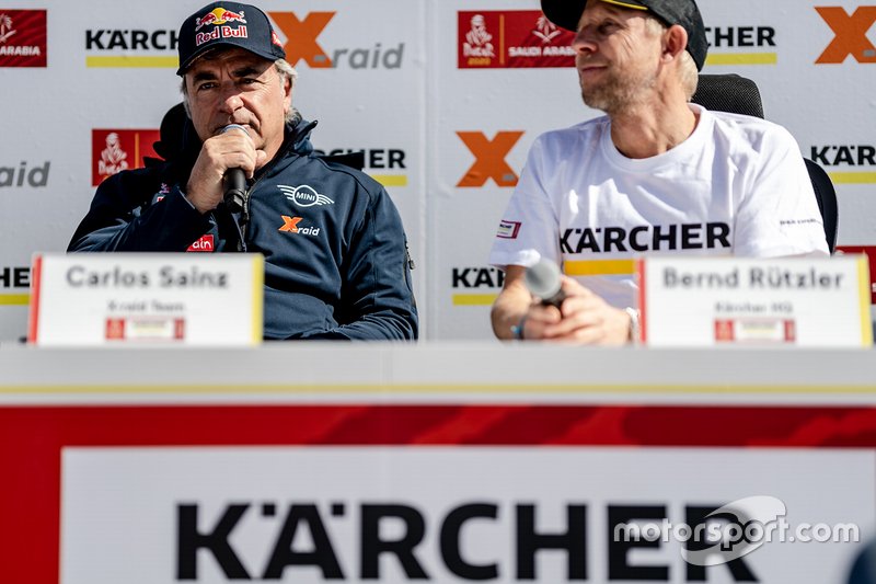 Carlos Sainz y Bernd Rützler en la rueda de prensa de Karcher