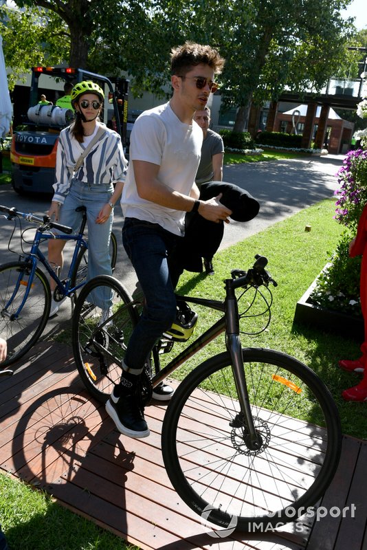 Charles Leclerc, Ferrari, va in bicicletta in pista con la sua ragazza Charlotte Sine