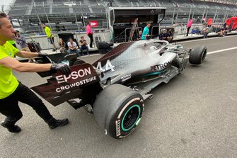 Il fondo danneggiato della monoposto di Lewis Hamilton, Mercedes AMG F1 W10