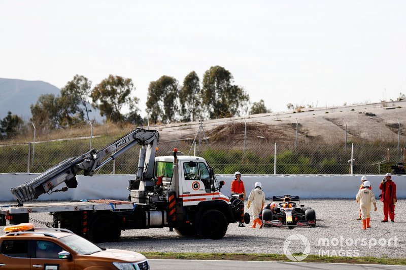 Los comisarios retiran el coche accidentado de Max Verstappen, Red Bull Racing RB16