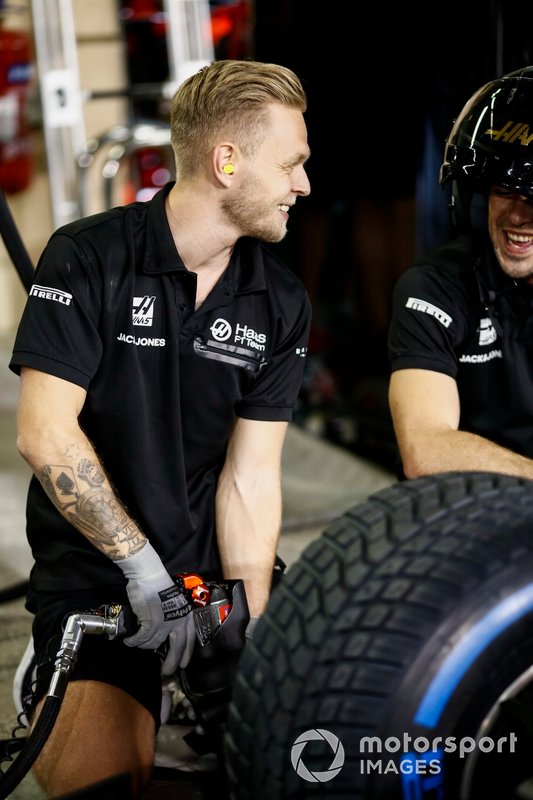 Kevin Magnussen, Haas F1 Team, uses a wheel gun