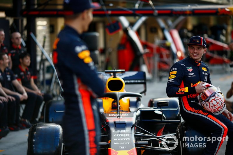 Max Verstappen, Red Bull Racing y Alexander Albon, Red Bull Racing, posan para la foto de grupo