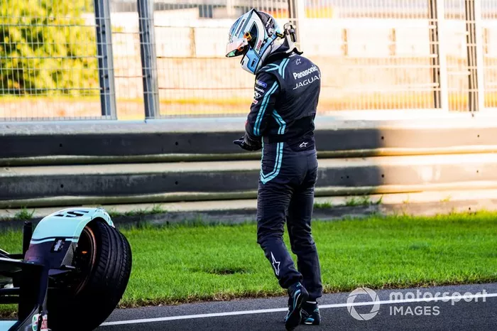 James Calado, Panasonic Jaguar Racing examines the damage on his Jaguar I-Type 4 