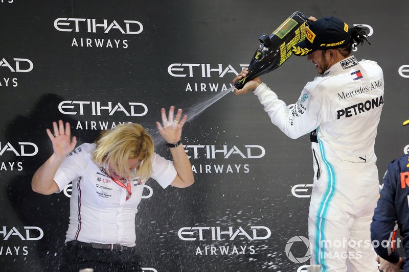 Lewis Hamilton, Mercedes AMG F1, primo classificato, spruzza champagne al delegato Mercedes per il trofeo Costruttori sul podio