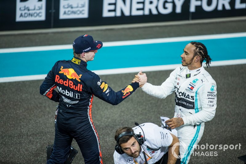 Max Verstappen, Red Bull Racing, 2ª posición, felicita a Lewis Hamilton, Mercedes AMG F1, 1ª posición, después de la carrera