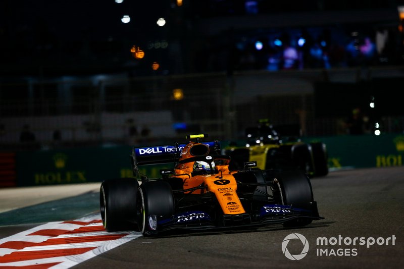 Lando Norris, McLaren MCL34, precede Daniel Ricciardo, Renault F1 Team R.S.19