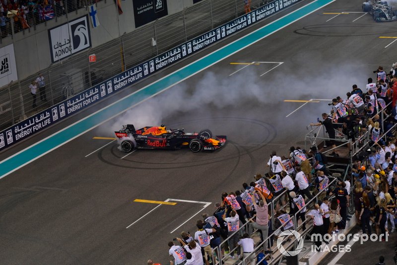 Max Verstappen, Red Bull Racing RB15, 2ª posición, realiza un donut
