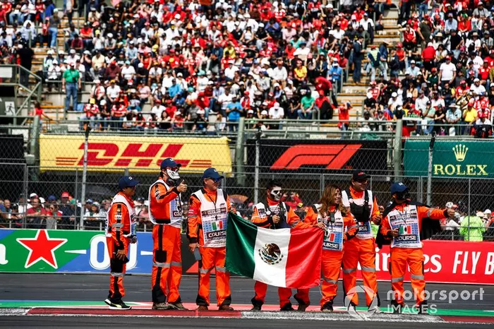 Mariscales con bandera mexicana en el desfile de conductores