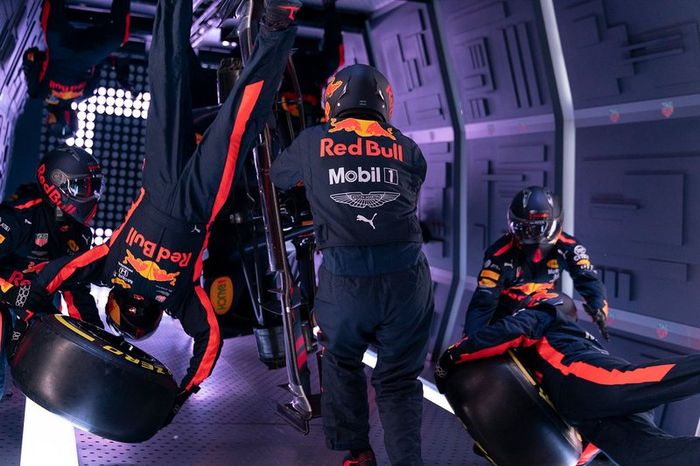 Red Bull Zero-G pit stop
