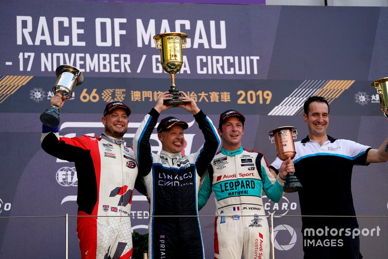 Podium: Race winner Andy Priaulx, Cyan Performance Lynk & Co 03 TCR, second place Rob Huff, SLR VW Motorsport Volkswagen Golf GTI TCR, third place Jean-Karl Vernay, Leopard Racing Team Audi Sport Audi RS 3 LMS