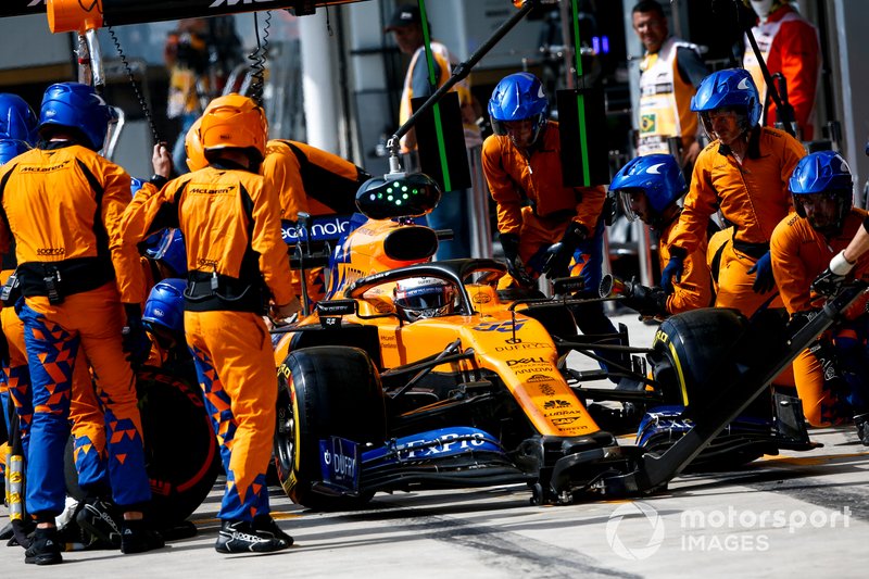 Carlos Sainz Jr., McLaren MCL34 pit stop