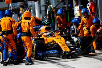 Carlos Sainz Jr., McLaren MCL34 pit stop
