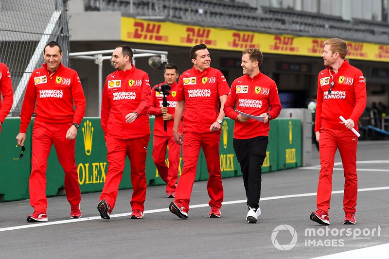 Sebastian Vettel, Ferrari, fait une reconnaissance de la piste avec son équipe