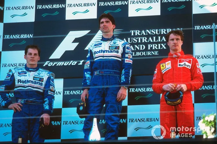 Podio: Segundo lugar Jacques Villeneuve, Williams, ganador de la carrera Damon Hill, Williams, tercer lugar Eddie Irvine, Ferrari