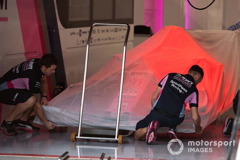 Los mecánicos retiran las planchas de Racing Point RP19