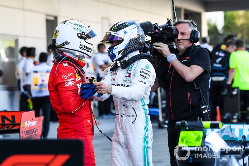 Sebastian Vettel, Ferrari, secondo classificato, si congratula con Valtteri Bottas, Mercedes AMG F1, primo classificato, al Parc Ferme