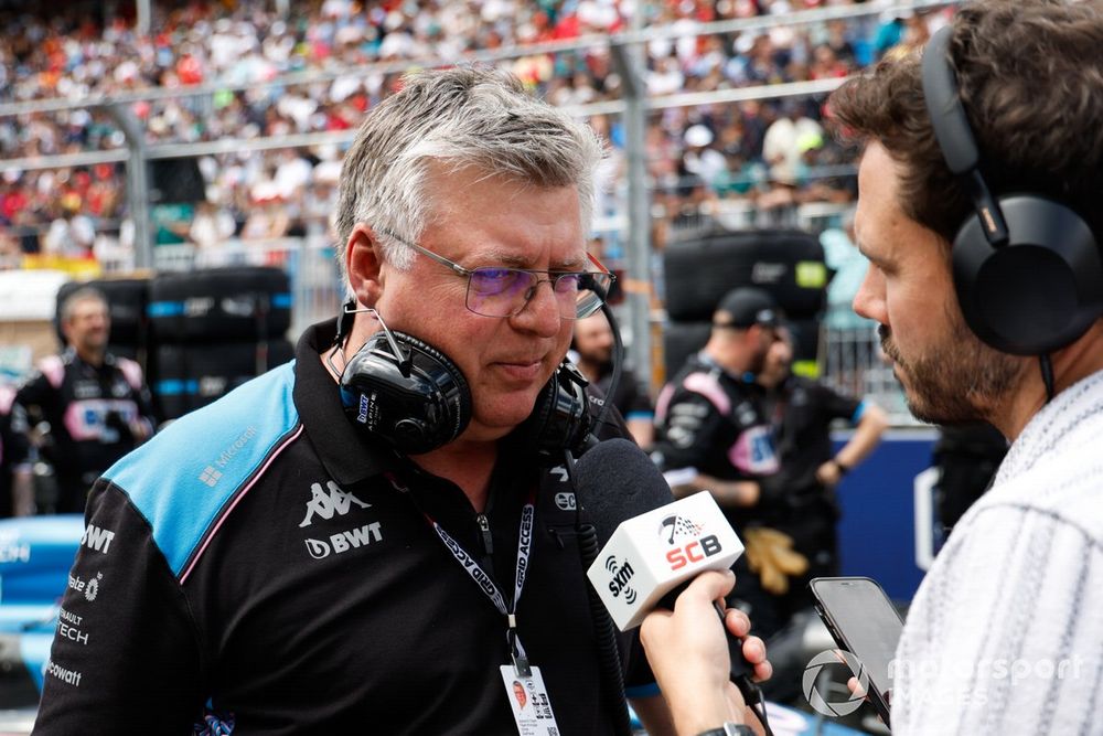 Otmar Szafnauer, Team Principal, Alpine F1 Team, habla de la inversión en el equipo. 