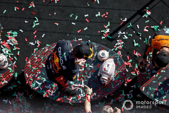 Max Verstappen, Red Bull Racing, 1ª posición, en el podio con su trofeo roto.