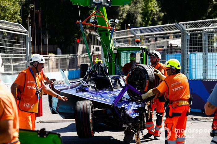 Los comisarios retiran el coche de Edoardo Mortara, Maserati Racing, Maserati Tipo Folgore, con una grúa tras un fuerte accidente en la 9ª vuelta.
