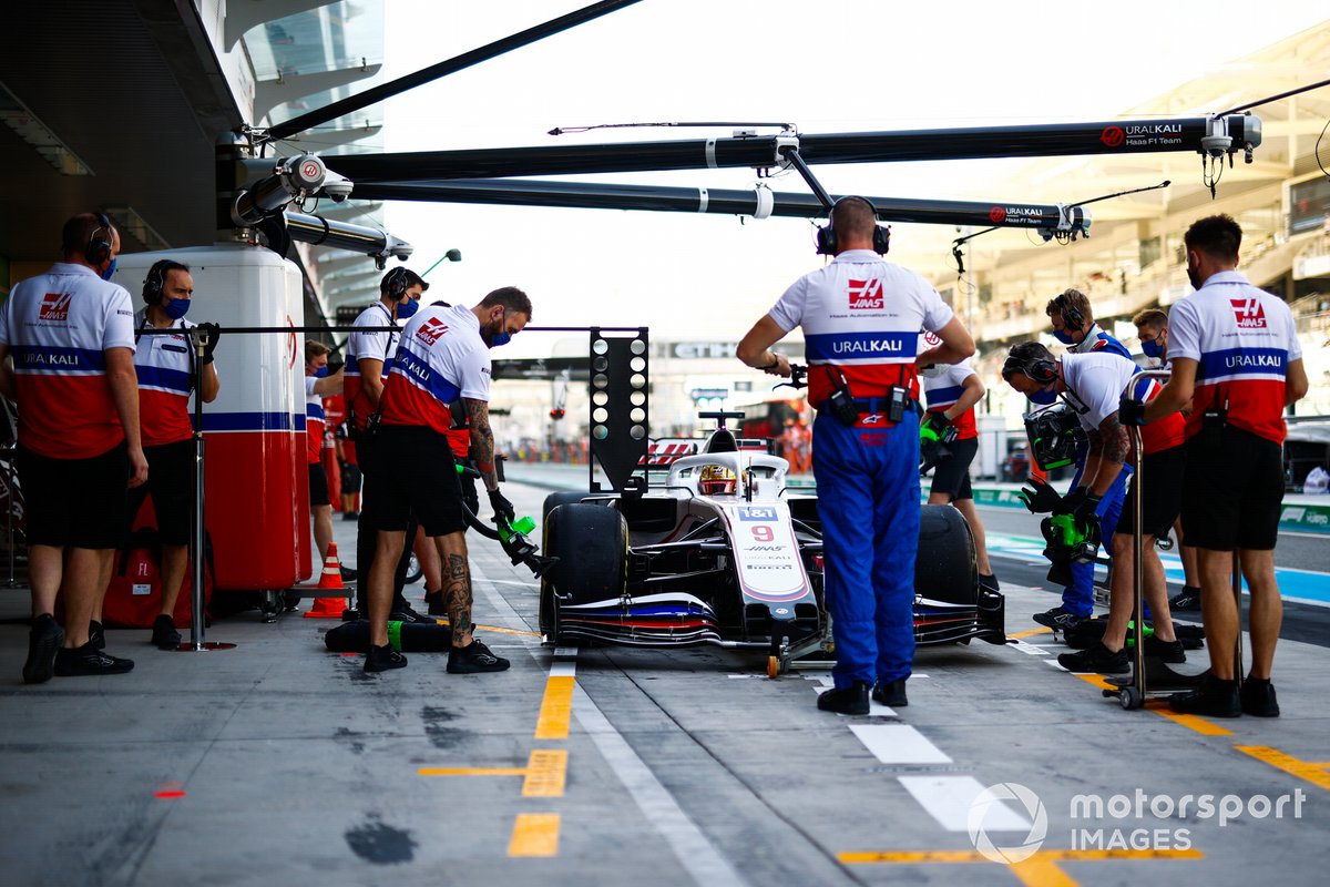 Nikita Mazepin, Haas VF-21, en boxes durante los entrenamientos