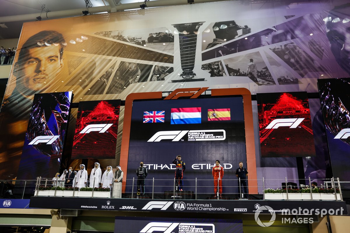 Podio: segundo lugar Lewis Hamilton, Mercedes, Christian Horner, director del equipo, Red Bull Racing, ganador y campeón Max Verstappen, Red Bull Racing, tercer lugar Carlos Sainz Jr., Ferrari