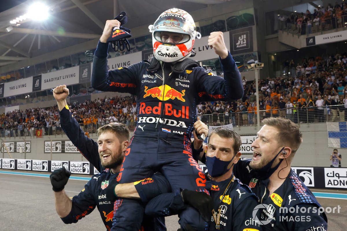 2021 campione piloti Max Verstappen, Red Bull Racing, 1 ° posizione, festeggia in Parc Ferme con la sua squadra