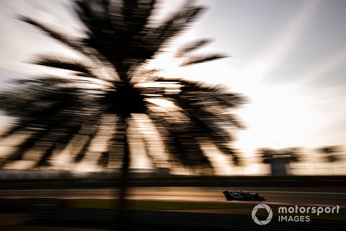 Pierre Gasly, AlphaTauri AT01 adaptado (muleto) con los Pirelli de 18 pulgadas
