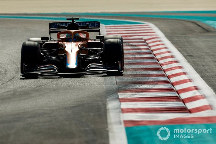 Lando Norris, McLaren MCL35M adaptado (muleto) con los Pirelli de 18 pulgadas 