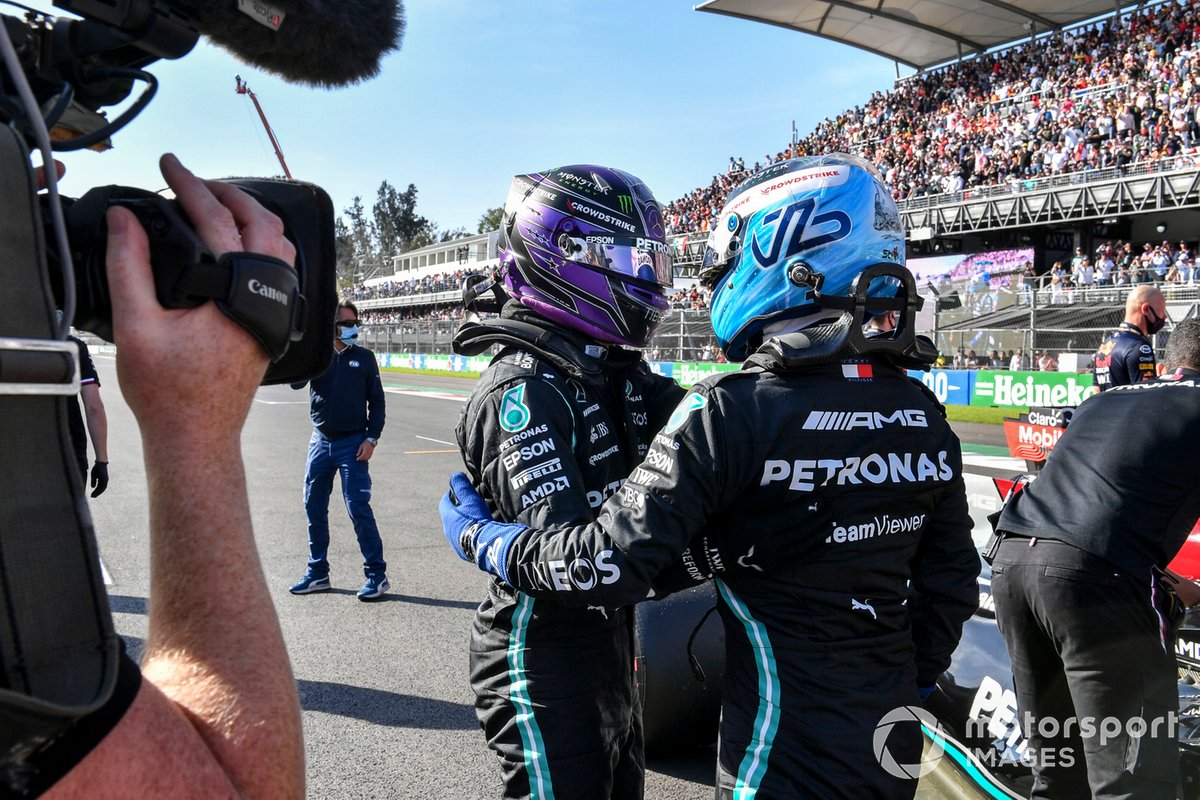 Ganador de la pole, Valtteri Bottas, de Mercedes, y Lewis Hamilton, de Mercedes, en el Parc Ferme tras la clasificación