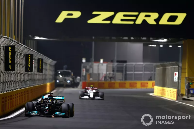 Lewis Hamilton, Mercedes W12, Antonio Giovinazzi, Alfa Romeo Racing C41
