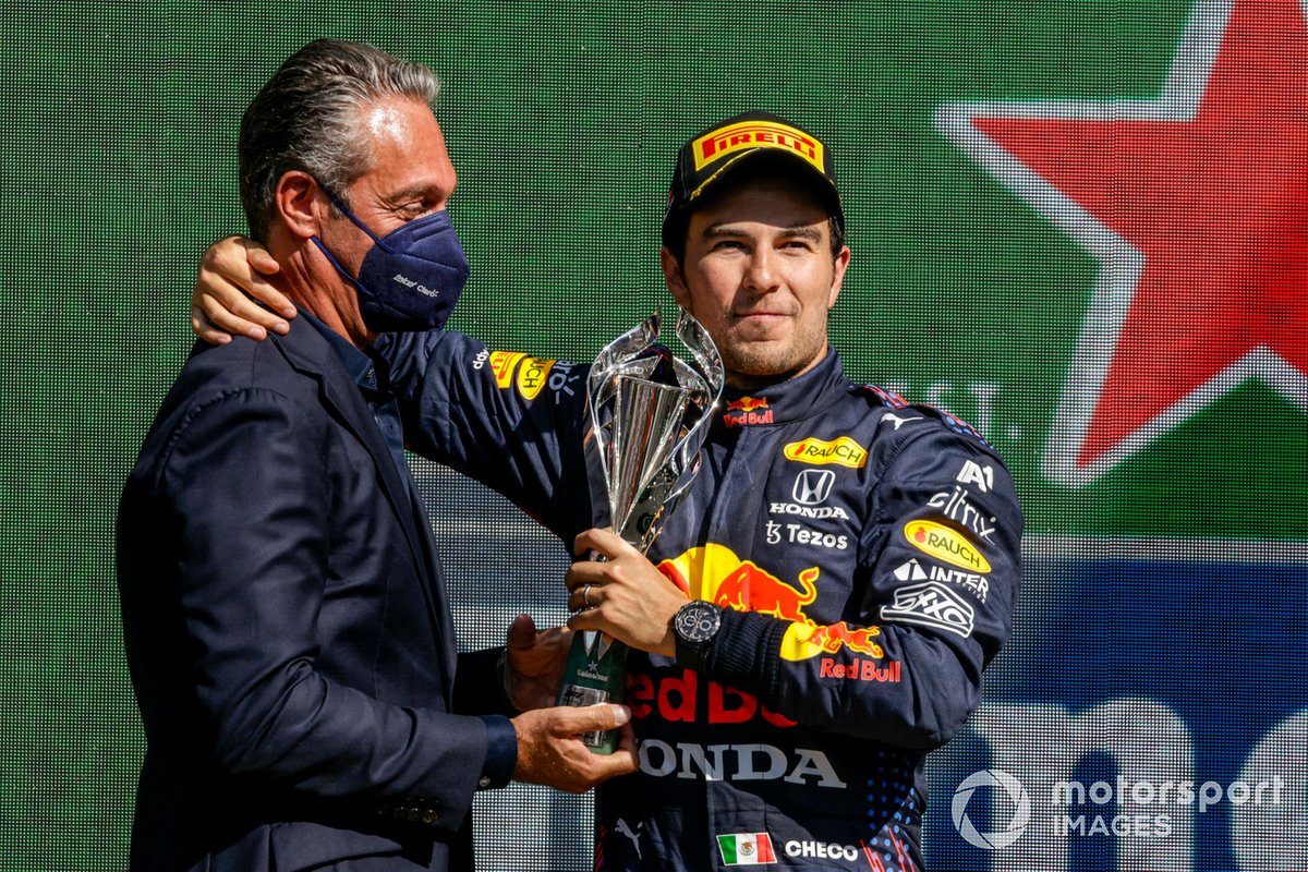 Podio: Carlos Slim Domit entrega al tercer lugar Sergio Pérez, Red Bull Racing su trofeo