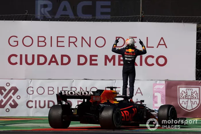 Ganador Max Verstappen, Red Bull Racing, celebra en Parc Ferme